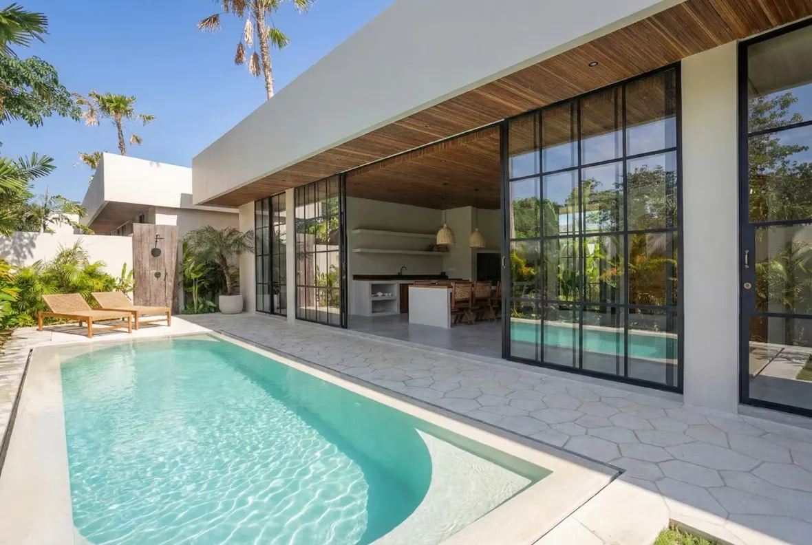Фасад виллы Young Villas с панорамным остеклением, Бингин