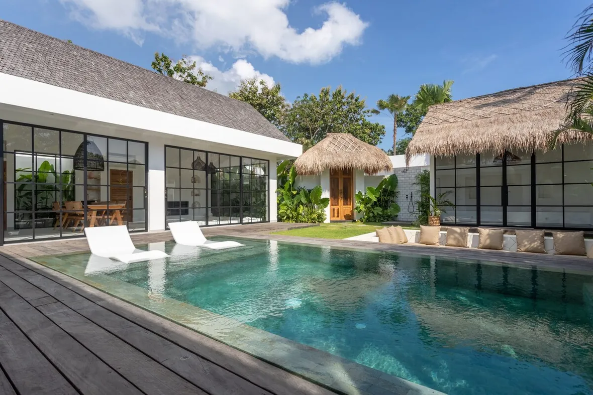 Вид на бассейн виллы Young Villas, Бингин, Бали